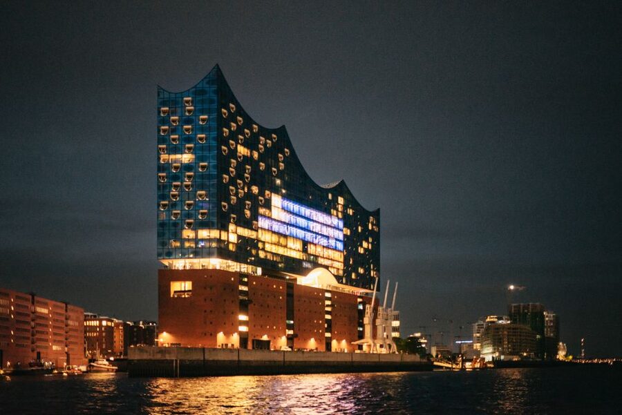 Hamburg: 1-Hour Evening Harbor Lights Cruise - German commentary and the audio app