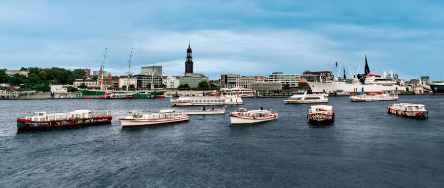 Hamburg: 1-Hour Harbor Cruise - Container terminals and the real working port