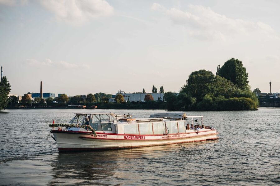 Hamburg: 1-Hour Harbor Cruise - German commentary and the English audio app