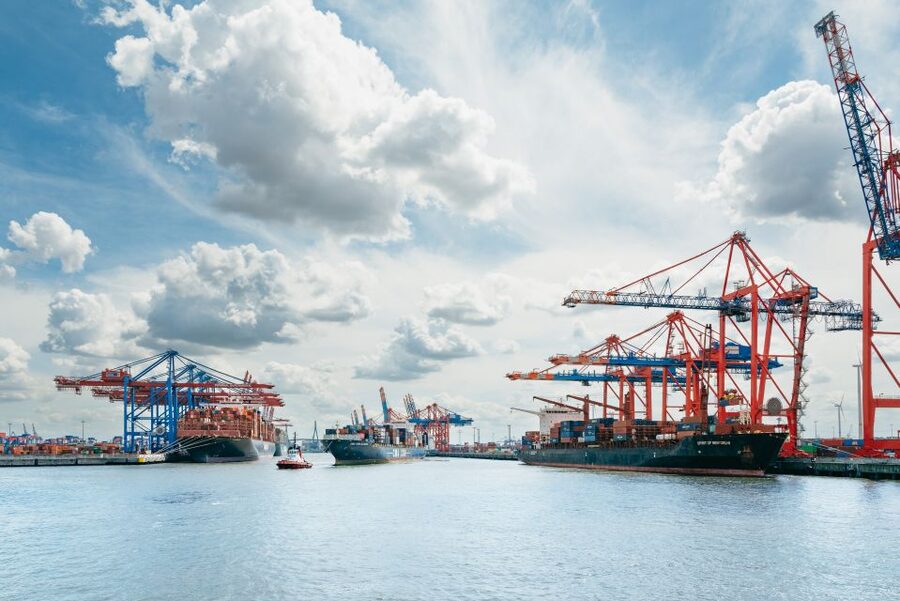 Hamburg: 1-Hour Harbor Sightseeing Cruise with HafenCity - Choosing your seat and handling the weather