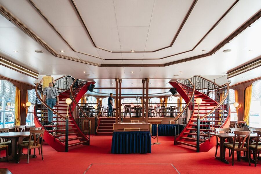 Hamburg: 1-Hour Harbor Sightseeing Cruise with HafenCity - Finding the correct boat at St. Pauli