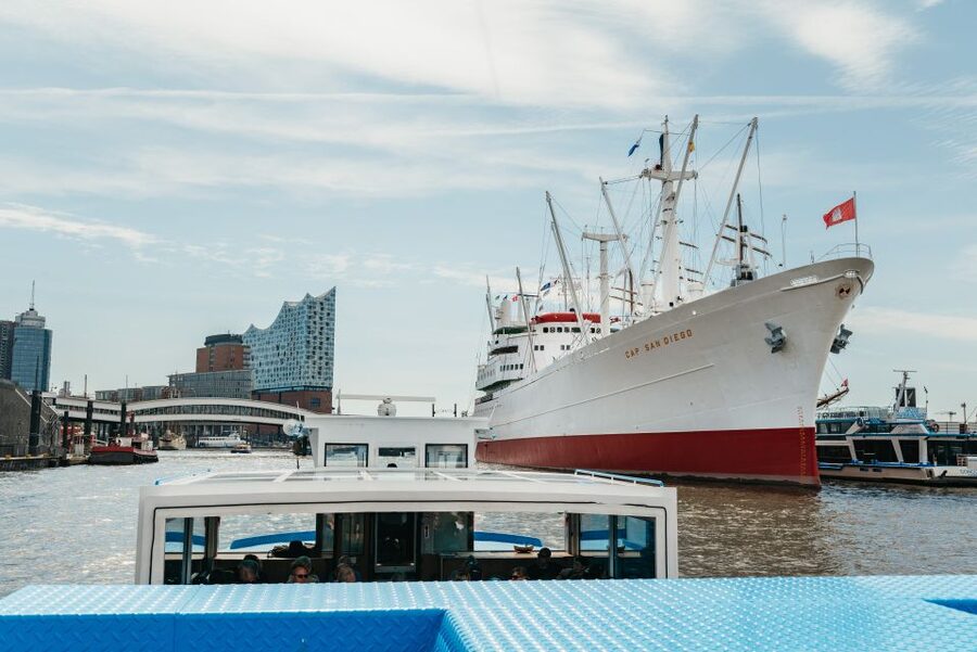 Hamburg: 2-Hour XXL Port of Hamburg Cruise Tour - Comfort, weather, and mobility