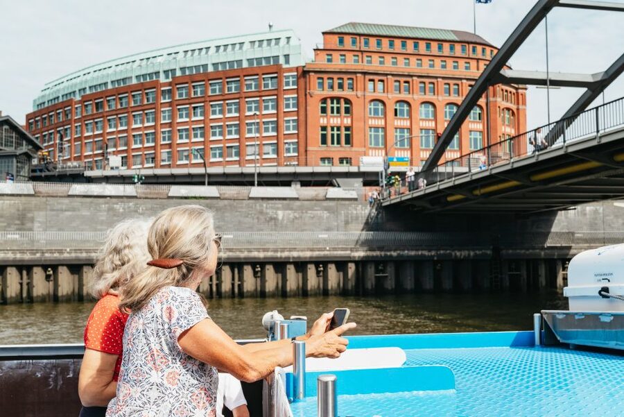 Hamburg: 2-Hour XXL Port of Hamburg Cruise Tour - Speicherstadt and the small-boat advantage