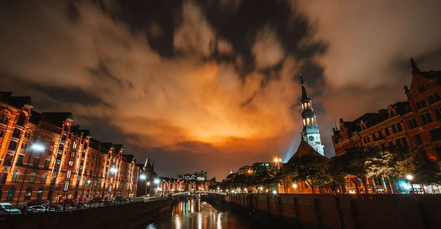 Hamburg: 90-Minute Evening Lights Harbor Cruise - Starting at Landungsbrücken, Hamburg’s waterfront doorstep