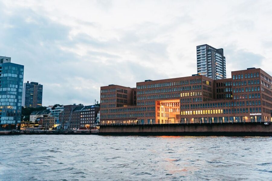 Hamburg: 90-Minute Evening Lights Harbor Cruise - German commentary and the language question