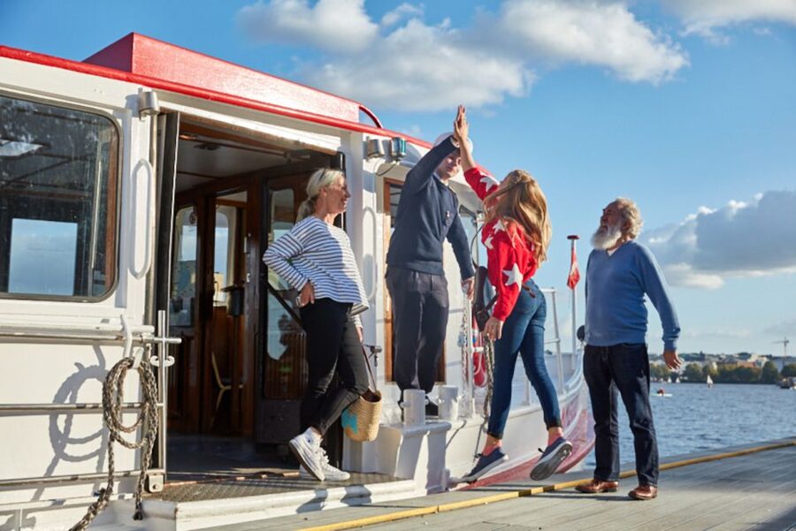 Hamburg: City Cruise on Alster Lake - Water birds, rare plants, and the quieter side of Hamburg