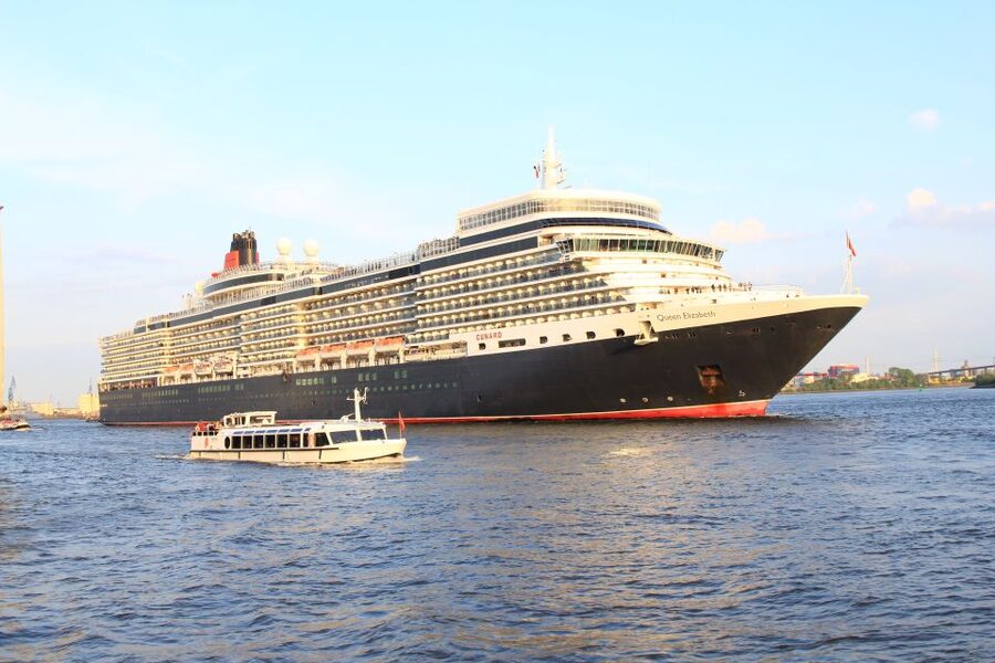 Hamburg: Harbor Cruise - St. Pauli landing bridges and Blohm and Voss