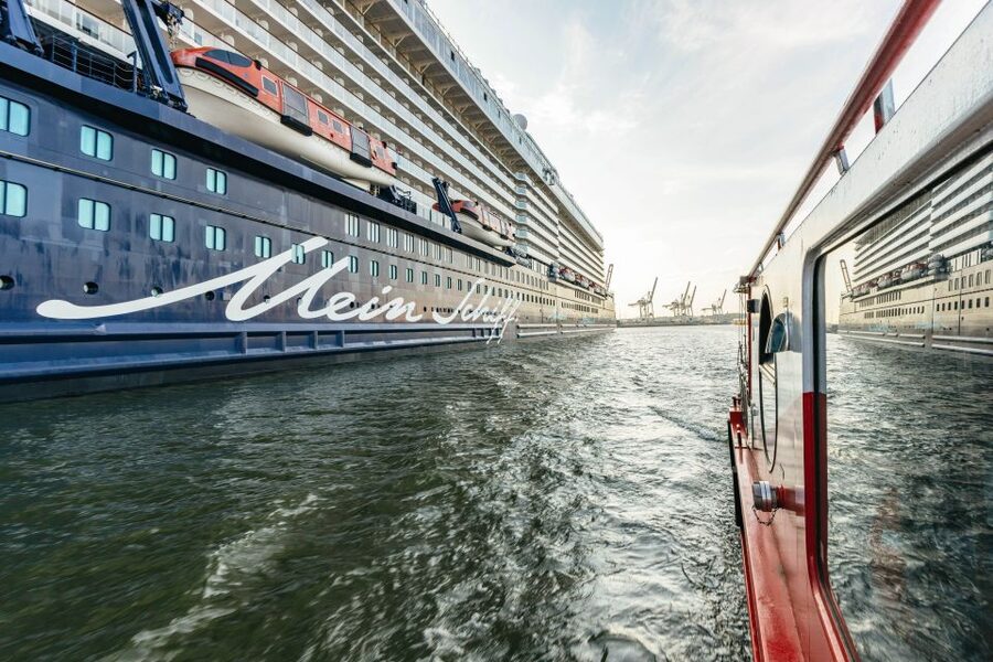Hamburg: Harbor Cruise with Wine and Cheese - Speicherstadt and the Tidal Question