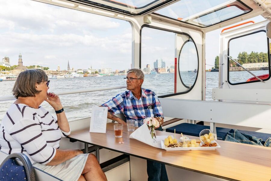 Hamburg: Harbor Cruise with Wine and Cheese - Finding the Boat Near Fischbrötchenbude 10