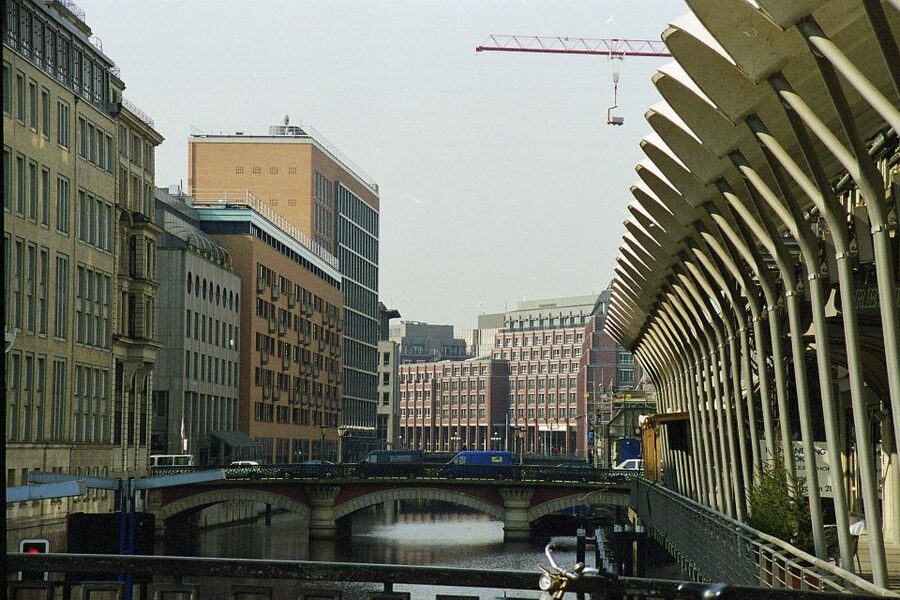 Hamburg: Line F Hop-On Hop-Off Bus and Boat Tour - St. Pauli, the Reeperbahn, and the Michel