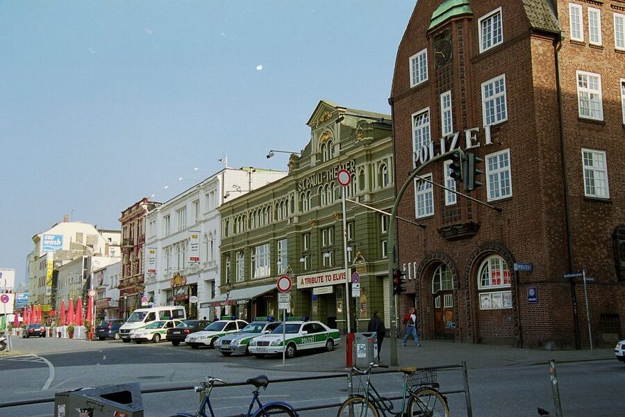 Hamburg: Line F Hop-On Hop-Off Bus and Boat Tour - City Hall and Jungfernstieg bring you back to central Hamburg