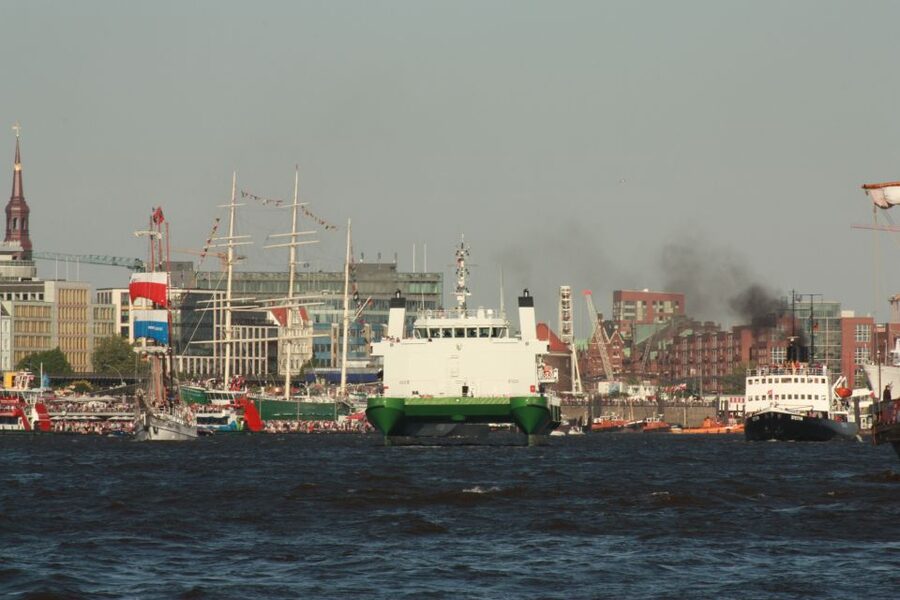 Hamburg: Line F Hop-On Hop-Off Bus and Boat Tour - The Outer Alster is the quieter side of Hamburg