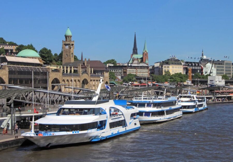 Hamburg: Line F Hop-On Hop-Off Bus and Boat Tour - Start at the Hauptbahnhof and get your bearings
