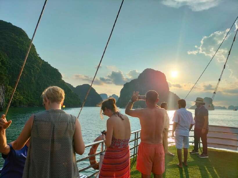 Hanoi: Ha Long Bay Day Cruise - Swimming, Meal, Kayaking - Kayaking or bamboo boat at Luon Cave