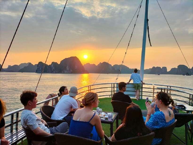Hanoi: Ha Long Bay Day Cruise - Swimming, Meal, Kayaking - Guides make the busy schedule easier