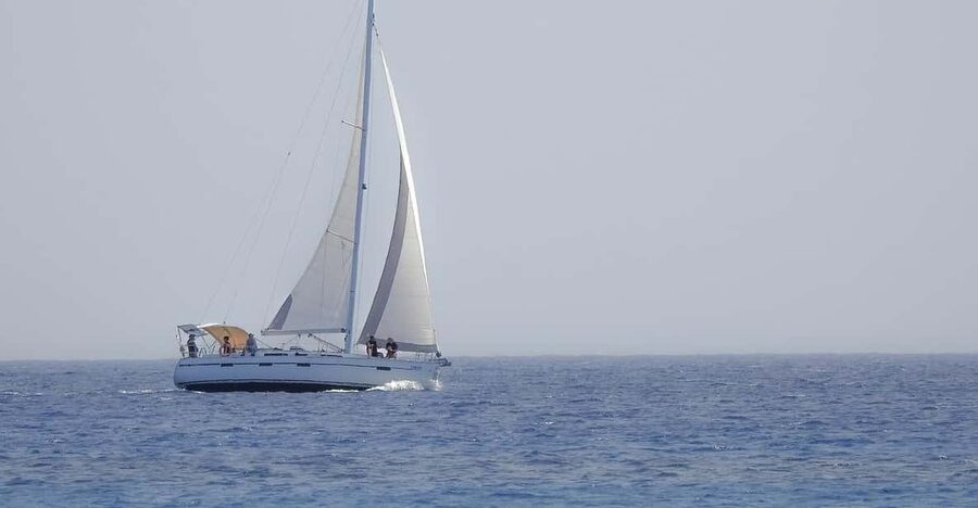 Heraklion: Sailing Cruise to Dia Island with Drinks and Meal - Dia Island’s rocky shore and clear water