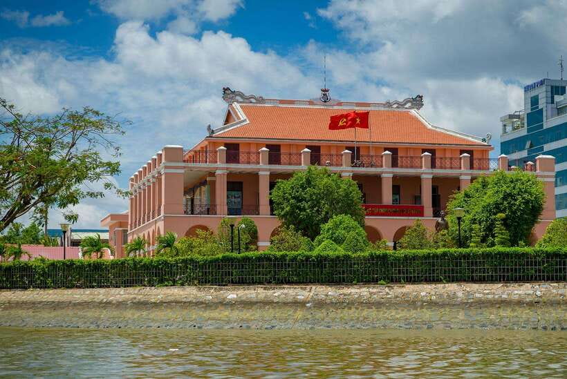 Ho Chi Minh City: Saigon River Boutique Cruise - What the guide adds to the ride