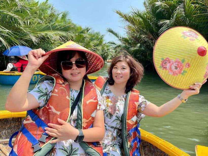 Hoi An: Coconut Basket Boat Ride by Hangcoconut - Catching crabs and trying local fishing methods