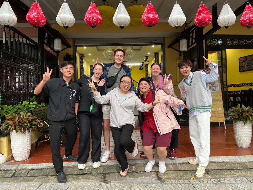 Hoi An: Evening Food Tour with 7 Tastings and Boat Trip - Cao lau and the local market experience