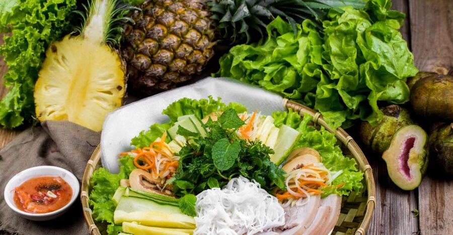 Hoi An: Evening Food Tour with 7 Tastings and Boat Trip - What the guides add to the experience