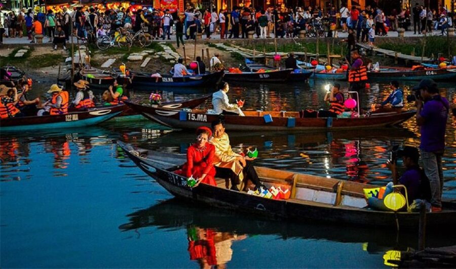 Hoi An : Hoai River Boat Trip by Night and Floating Lantern - What the $8 Hoi An lantern boat ride really includes