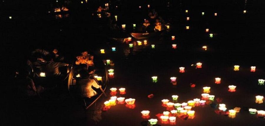 Hoi An : Hoai River Boat Trip by Night and Floating Lantern - The five-minute walk to the Thu Bon River