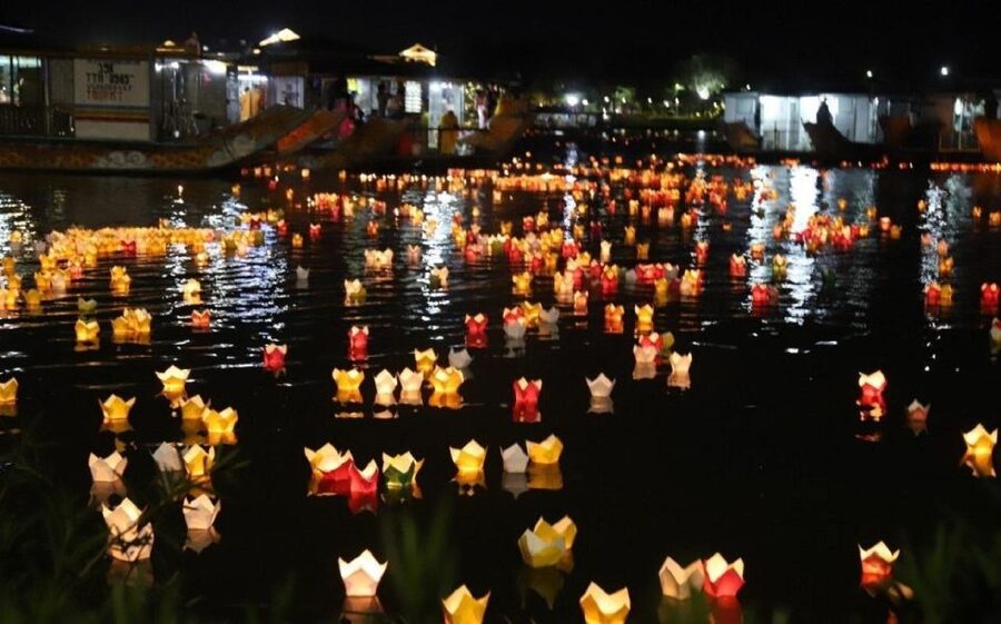 Hoi An : Hoai River Boat Trip by Night and Floating Lantern - The 10 to 15 minutes on the river