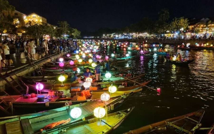 Hoi An : Hoai River Boat Trip by Night and Floating Lantern - Lighting and releasing the floating lantern