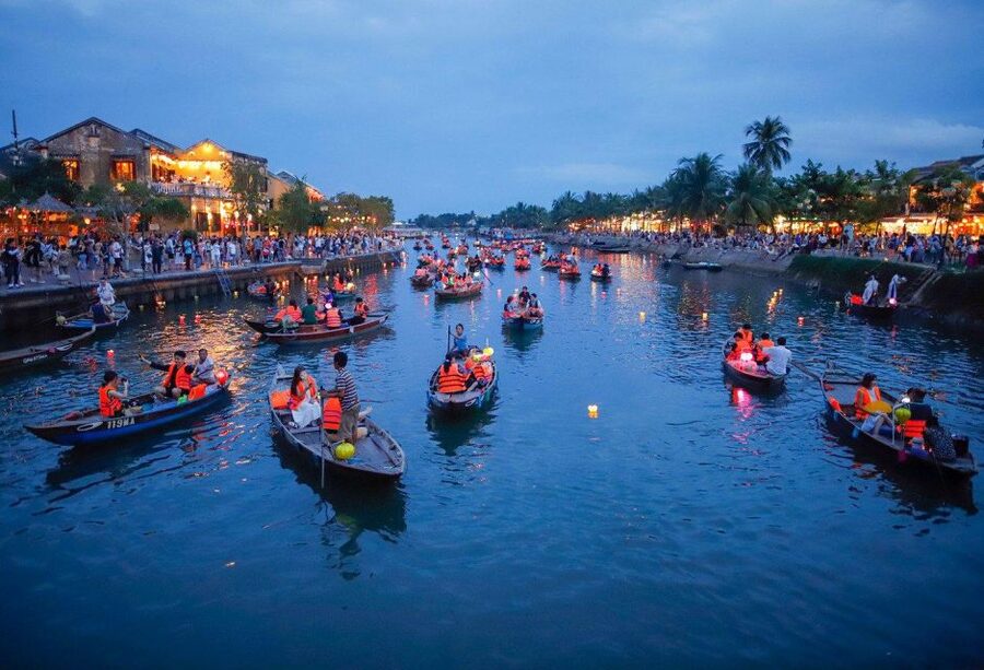 Hoi An : Hoai River Boat Trip by Night and Floating Lantern - Meeting at the Kazimierz Kwiatkowski bust