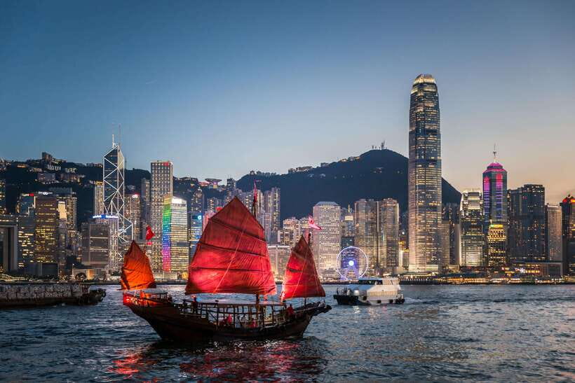 Hong Kong: Dukling, Antique Boat Tour in Victoria Harbour - Boarding a 70-year-old Chinese junk