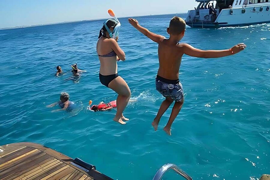 Hurghada: Dolphin Watching Boat Tour with Snorkeling & Lunch - Five things worth knowing before you book