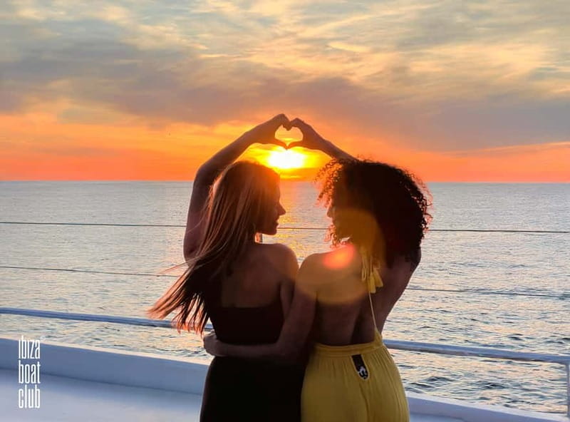 Ibiza: Formentera Sunset Boat Part with Drinks and Food - What the $153 price really covers