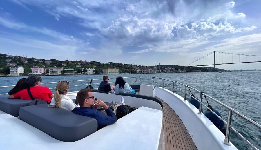 Istanbul: Bosphorus Cruise with Stopover on the Asian Side - The Asian return: fortresses, palaces, and Uskudar