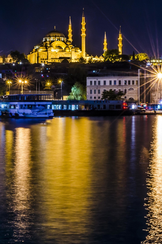 Istanbul: Bosphorus Dinner Cruise Incl. Drinks with Transfer - The views are better than the meal