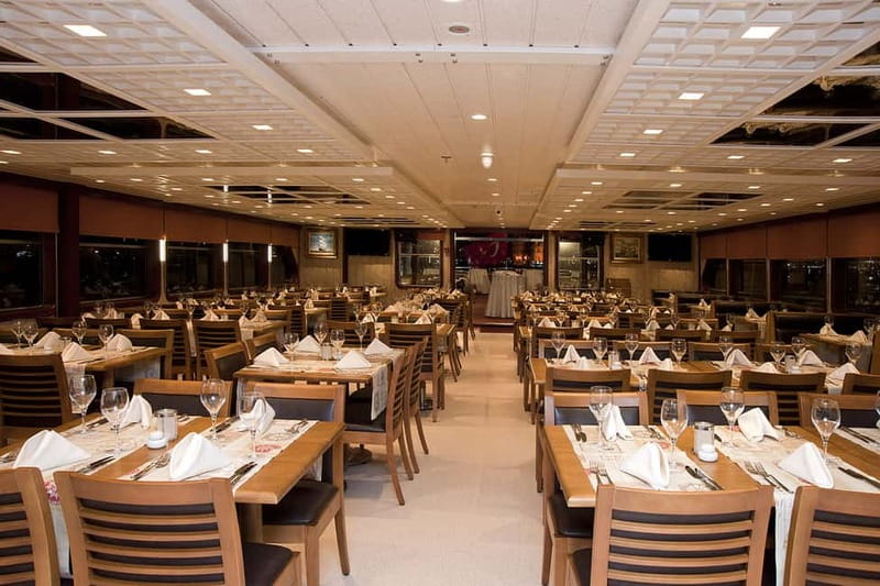 Istanbul: Bosphorus Dinner Cruise & Turkish Night Show - Drinks, service, and the people who shape the night