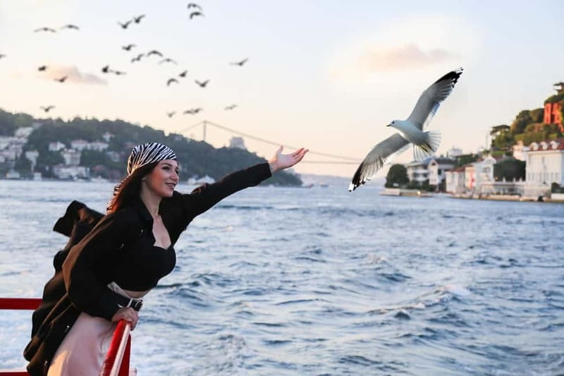Istanbul: Bosphorus Sightseeing Cruise Tour with Audio Guide - Checking in beside Eminönü Pier