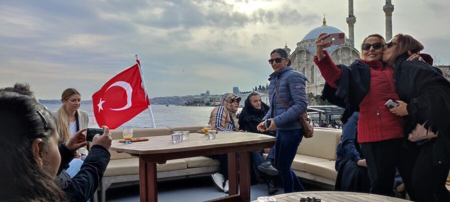 Istanbul: Bosphorus Sunset Cruise on Yacht with Live Guide - Food, drinks, comfort, and service
