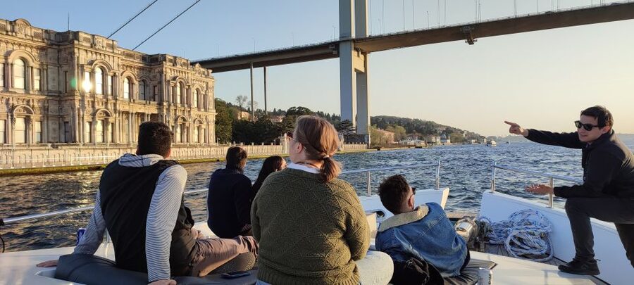 Istanbul: Bosphorus Sunset Cruise on Yacht with Live Guide - Anatolian Fortress and Kucuksu Palace