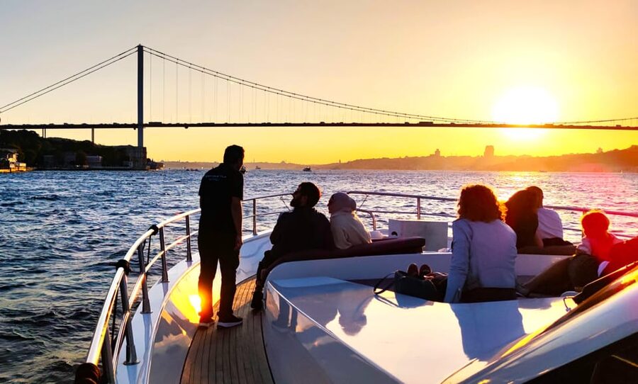 Istanbul: Bosphorus Sunset Yacht Cruise with Live Guide - Why a Bosphorus cruise works so well in Istanbul