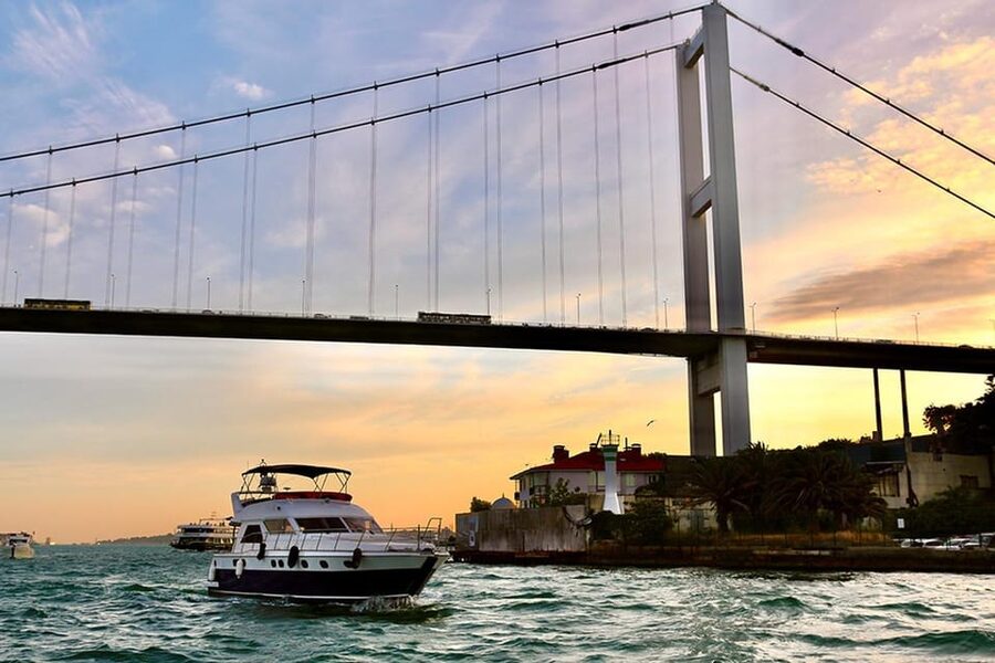 Istanbul: Bosphorus Yacht Cruise at Sunset with Snacks - The guide and the quality of the commentary