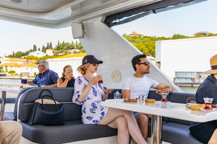 Istanbul: Bosphorus Yacht Cruise with Stopover on Asian Side - Dolmabahçe and Ortakoy: the European shore begins