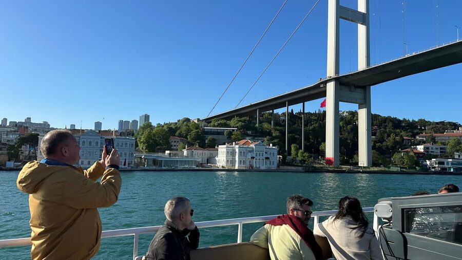 Istanbul: Daytime or Sunset Sightseeing Cruise & Audio Guide - Why a Bosphorus cruise works so well in Istanbul