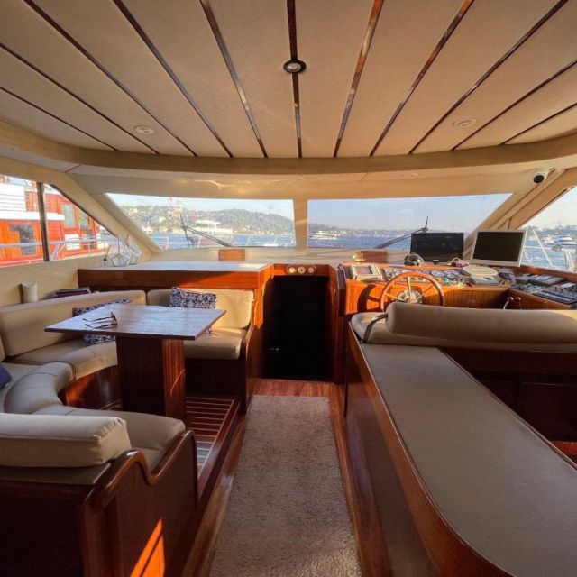 Istanbul: Sunset or Day Small-Group Yacht Cruise with Snacks - Audio guide strengths and weak spots