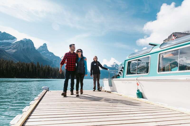 Jasper National Park: Maligne Lake Cruise With Guide - Boarding a comfortable boat on Maligne Lake