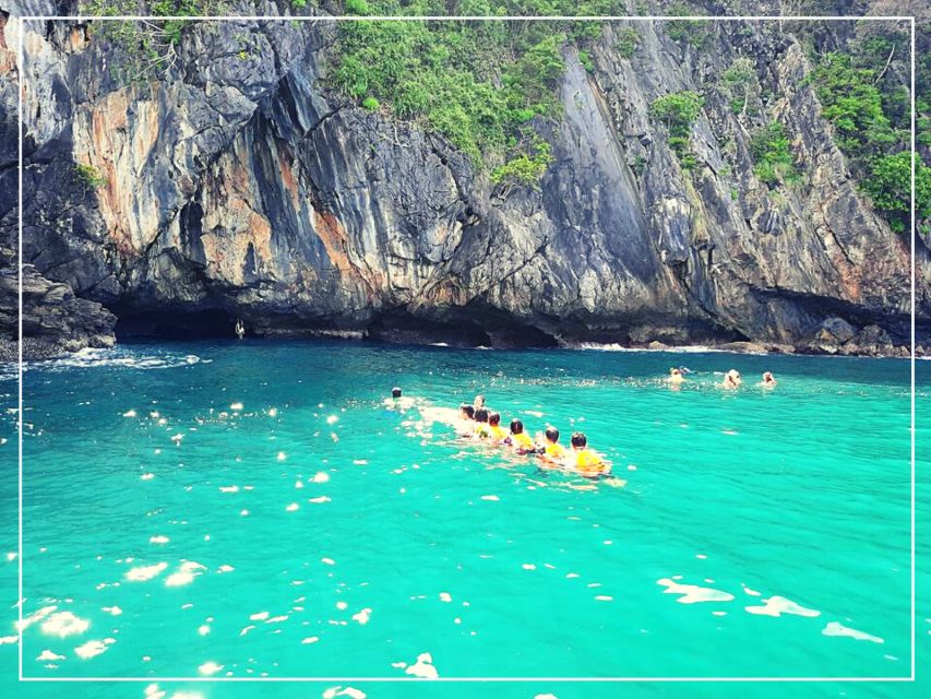 Ko Lanta: 4 Islands Snorkeling Tour by Longtail Boat - Koh Ngai: lunch on a beautiful beach