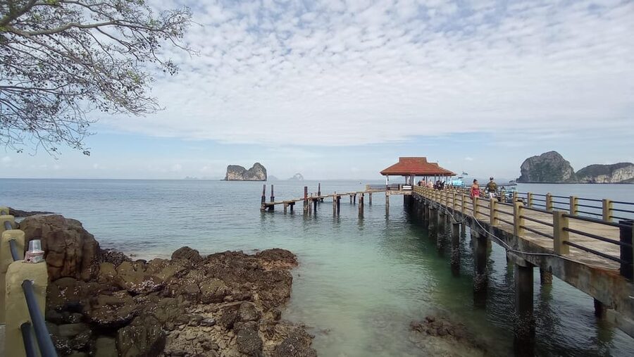 Koh Lanta: 4 Islands and Emerald Cave Tour by Longtail Boat - Koh Ngai combines lunch and beach time