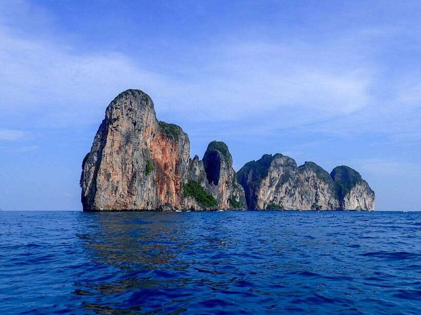 Koh Phi Phi: Maya Bay Private Longtail Boat Tour - Loh Samah Bay and the view from the water