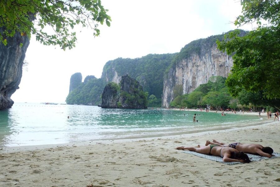Krabi: Hong Islands Day Tour by Longtail Boat - A short cruise through Hong Lagoon