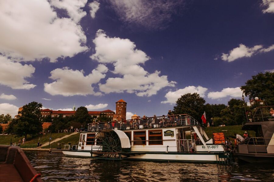 Krakow: 1-Hour Evening Vistula River Cruise - Cricoteka, Kazimierz, and the Church on the Rock