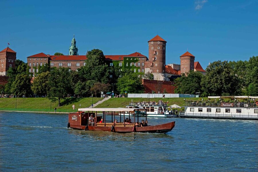 Krakow: 1-Hour Evening Vistula River Cruise - Sunset, darkness, and the best seat
